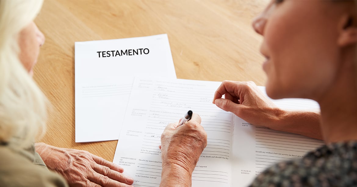 persona firmando testamento