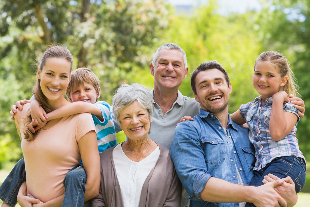 familia completa 3 generaciones feliz