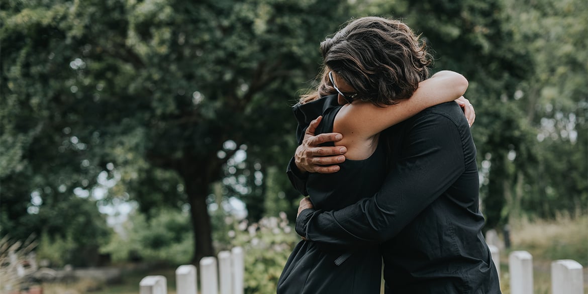 dos personas se consuelan con abrazo