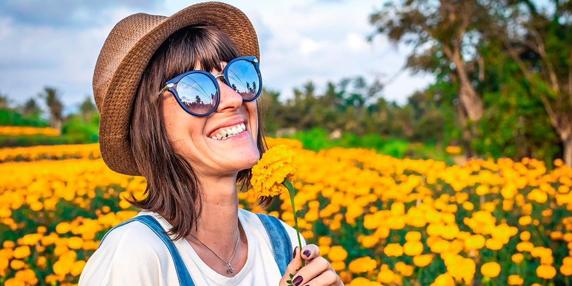 mujer sonriente entre flores