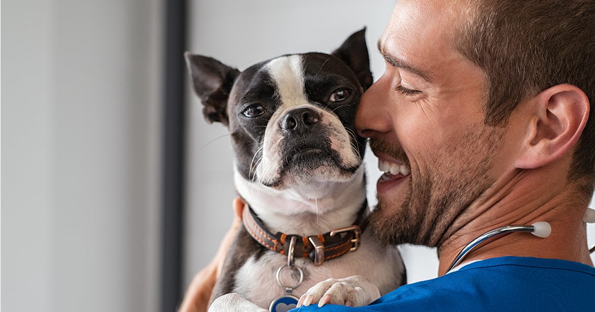 hombre abrazando perrito